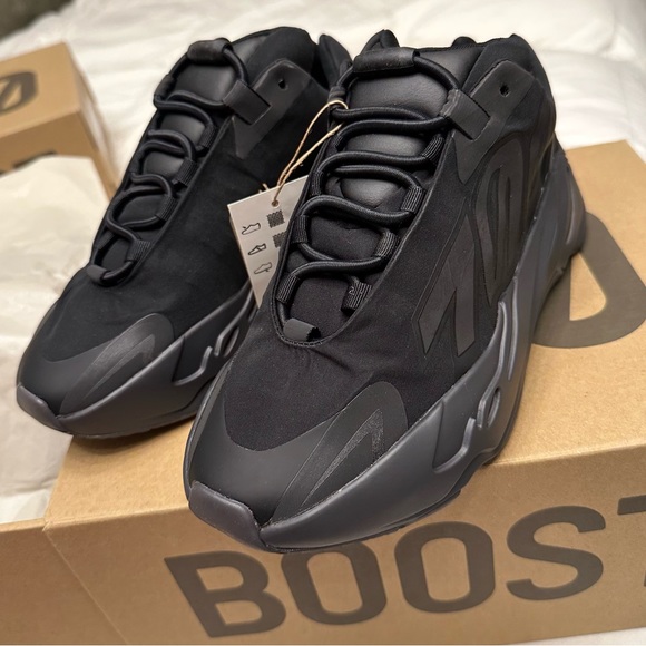 NIB AUTHENTIC YEEZY BOOST 700 MNVN ADULTS SIZE 5.5 - Picture 9 of 9